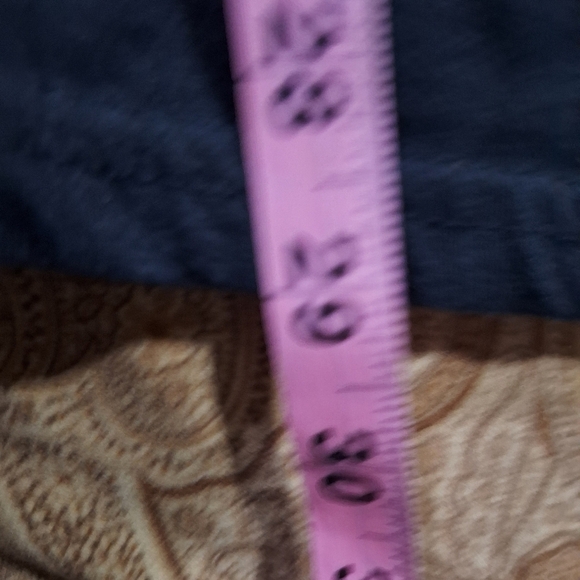 Black Short Sleeve T-Shirt with Skull and Bat Design In A Men's Size Large. EUC - Picture 4 of 7